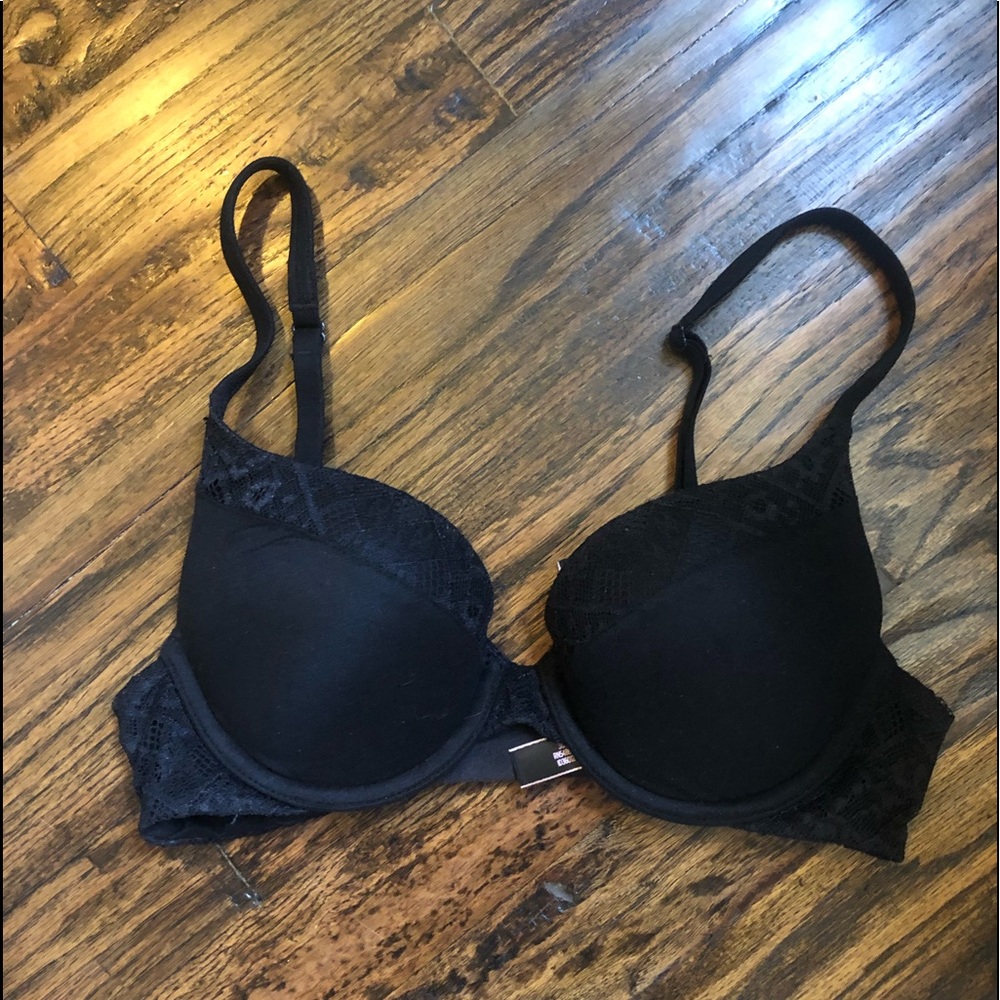 Black Victoria’s Secret bra